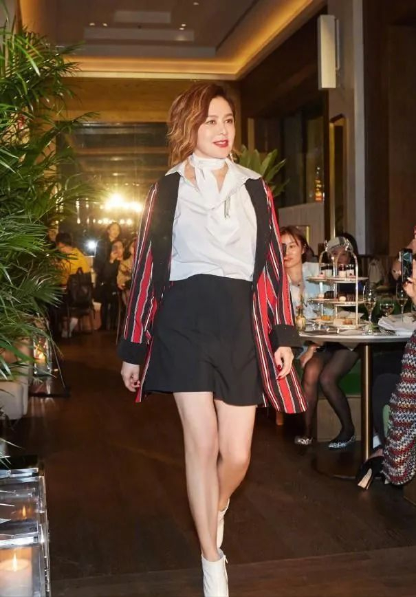 61岁的关之琳为装嫩太狠了穿红色运动套装录节目硬要穿成90后