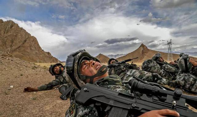"最艰苦"的边防阵地:士兵睡觉要插氧气,每三公里长眠一位战士