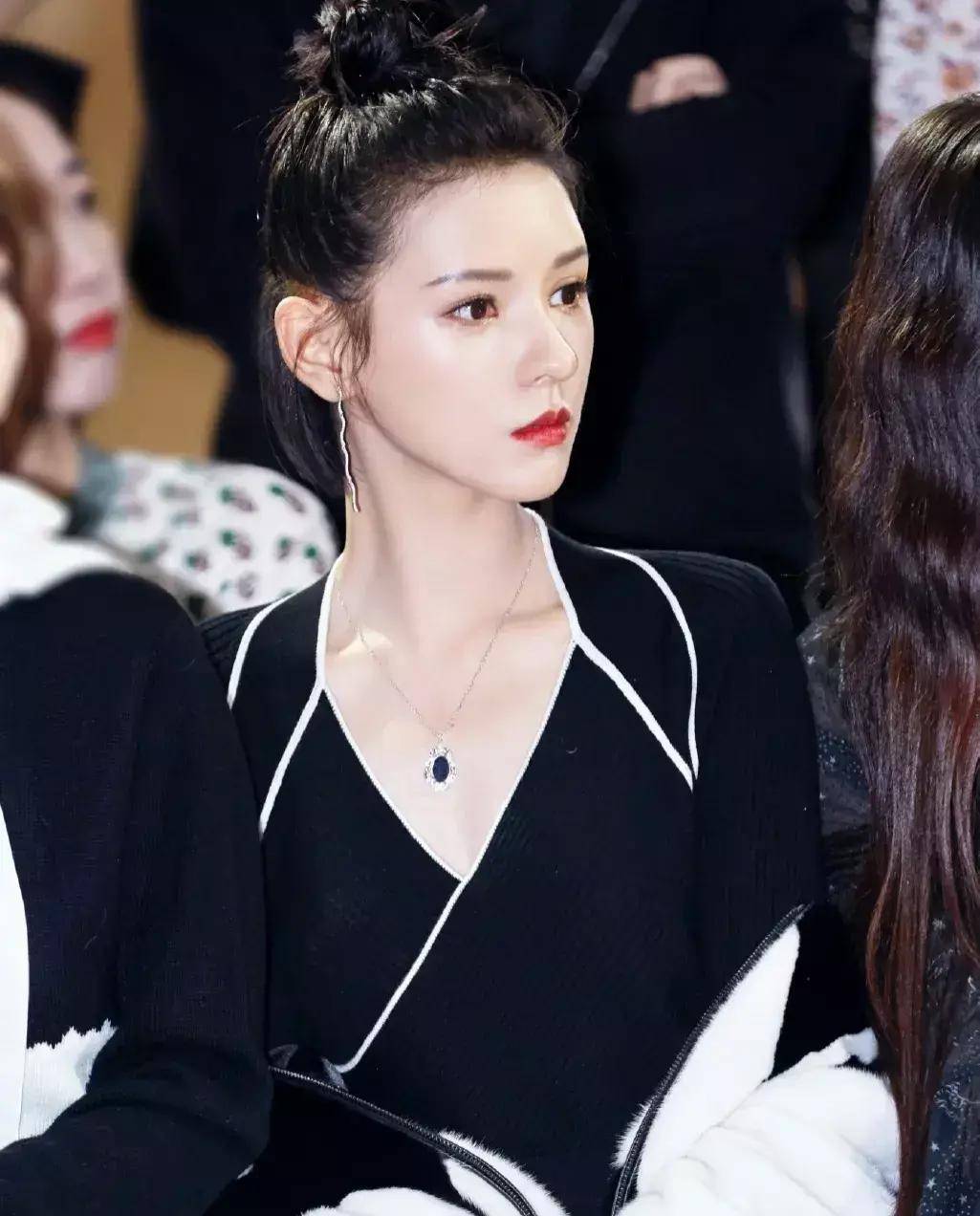 毕竟从2020年到现在,她已经生了三个宝宝了,但她的颜值却依然处于