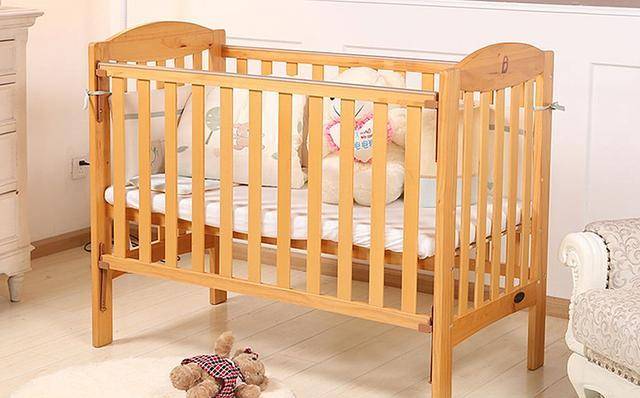 一般家里孩子长大了的,婴儿床都会闲置存放起来.
