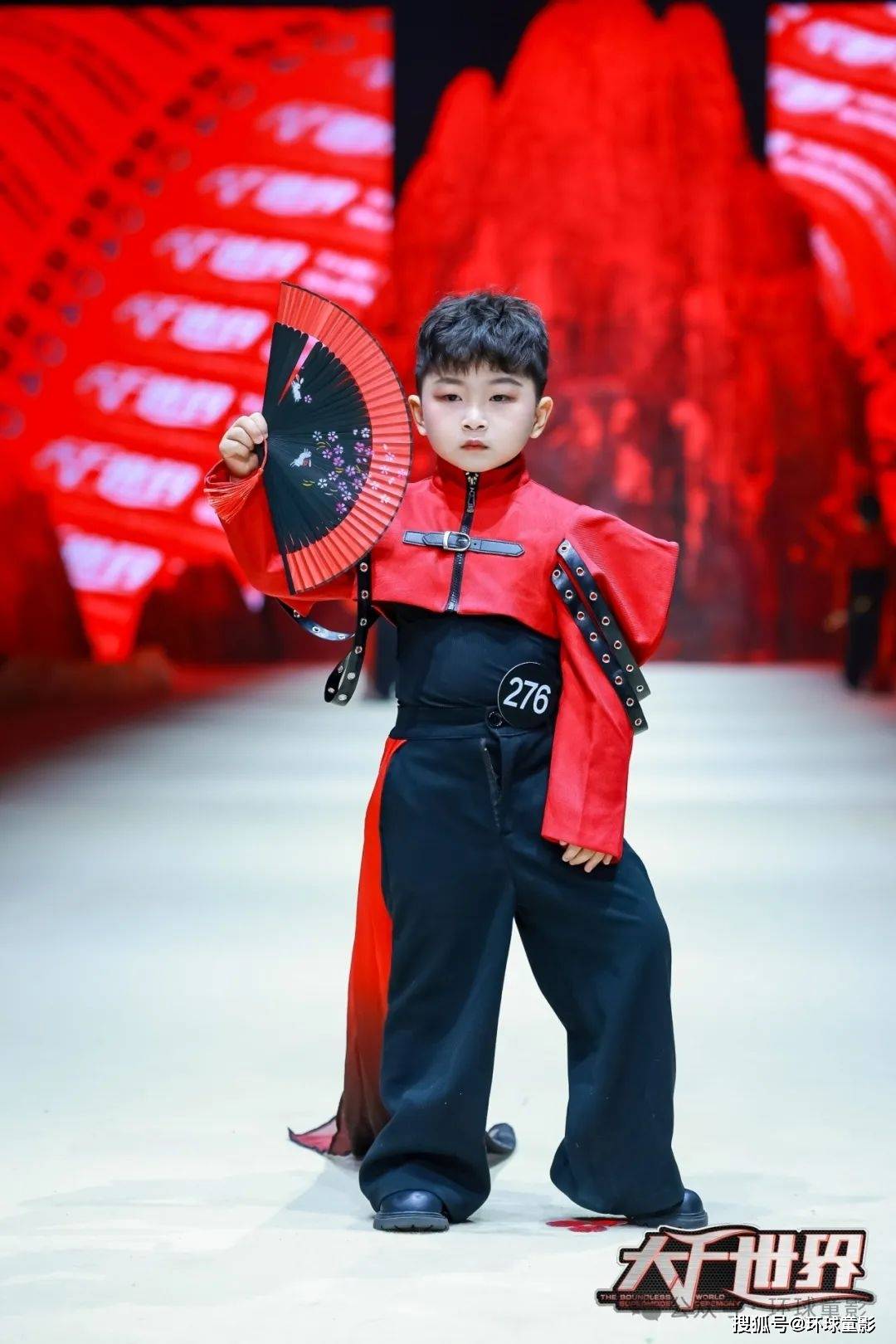 肖霖瑞红与黑的相遇碰撞出精彩的火花小超模们在舞台上挥洒的每一滴