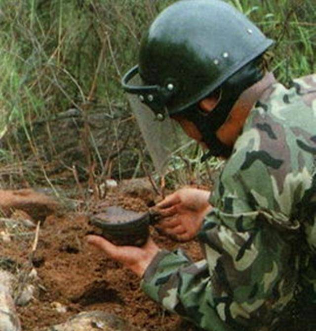 他是威震老山的排雷英雄,执行任务237次,排雷1100多颗_尤建华_地雷