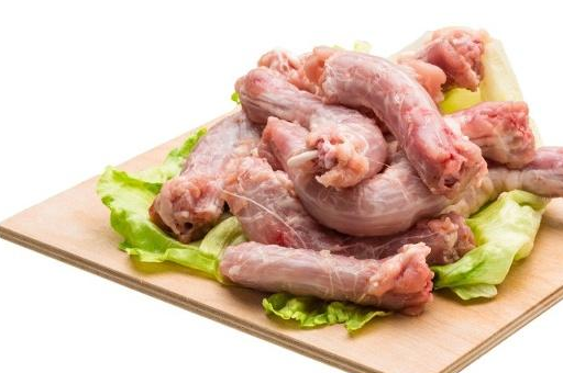 鸡脖子在平时生活中非常常见的,而且市面上也有单独的鸡脖子再进行