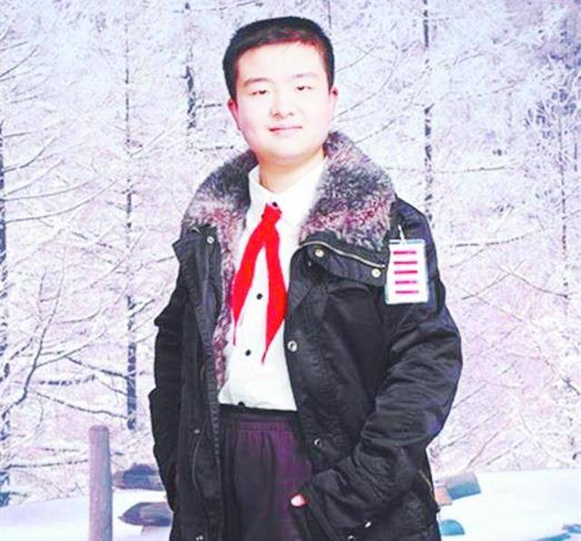 原创黄艺博因一张照片五道杠少年火遍全国