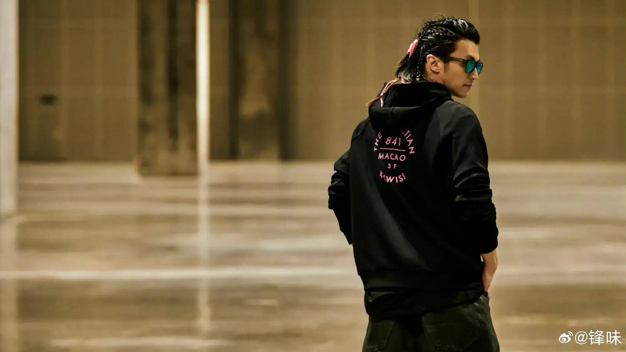 原创谢霆锋采访罕见秀恩爱称王菲不喜滑雪辟谣父亲谢贤重病传闻