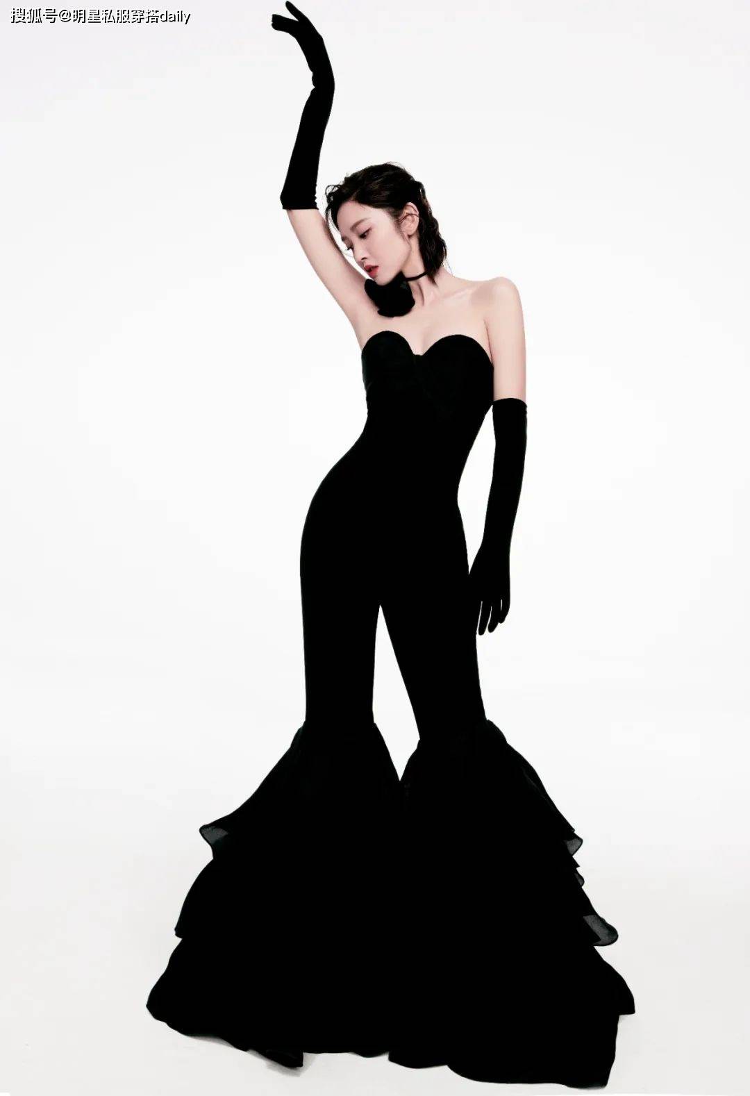 值得一提的是,唐艺昕的细腰,长腿和马甲线都堪称完美.