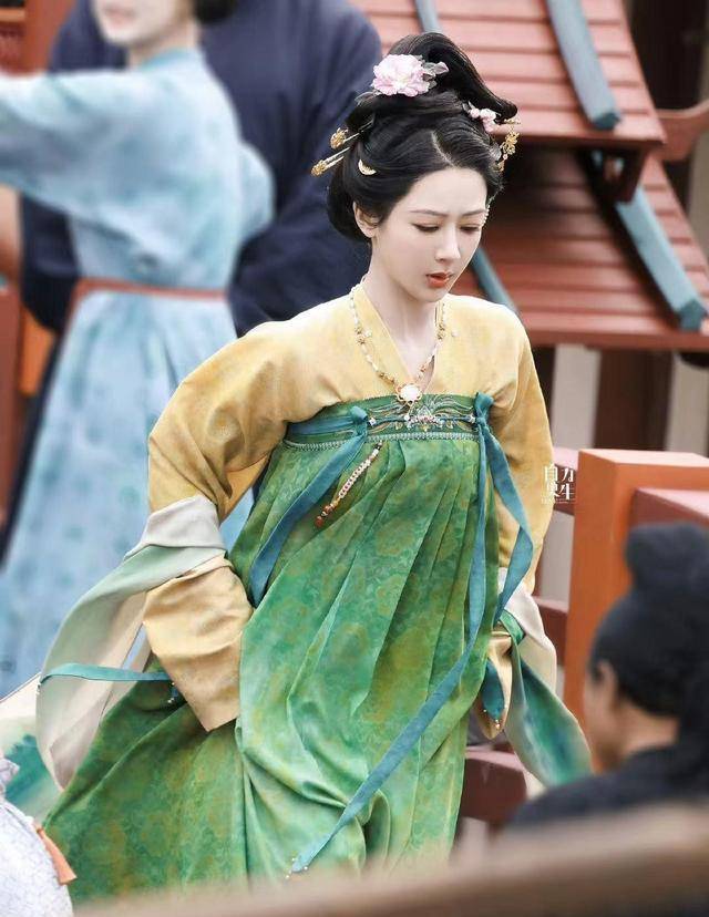 国色芳华路透李现为杨紫戴面具氛围感拉满也太好嗑了