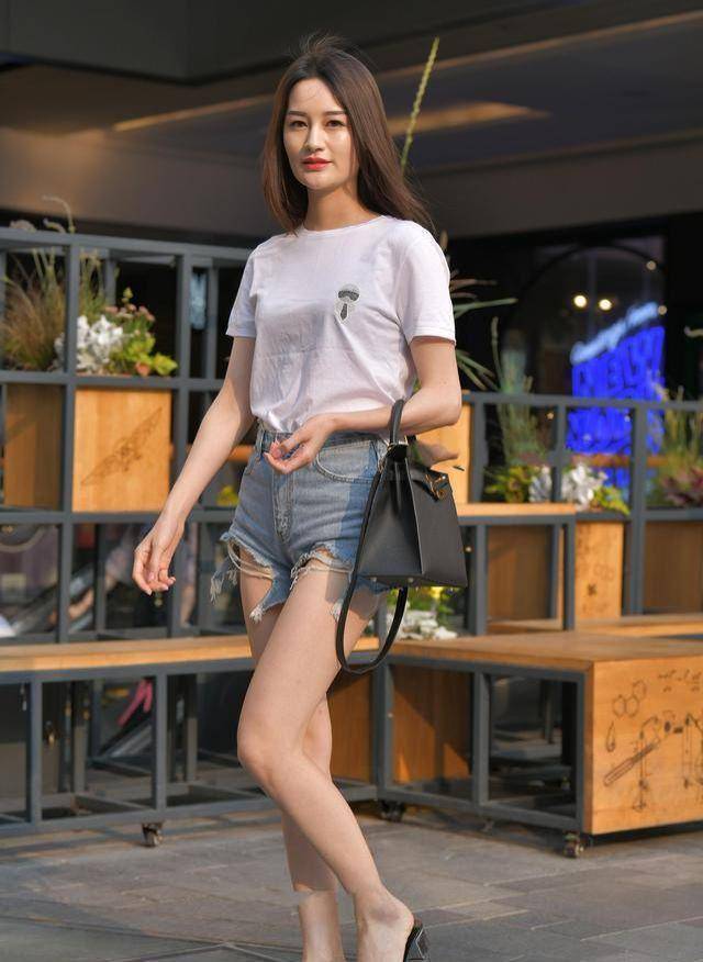 原创高挑女孩的冷艳造型修身长袖牛仔短裤让你穿出圆润身材