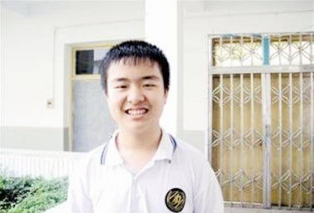 原创黄艺博因一张照片五道杠少年火遍全国