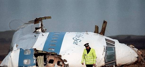 原创飞机失事在数千米高空解体百名乘客表演无伞降落