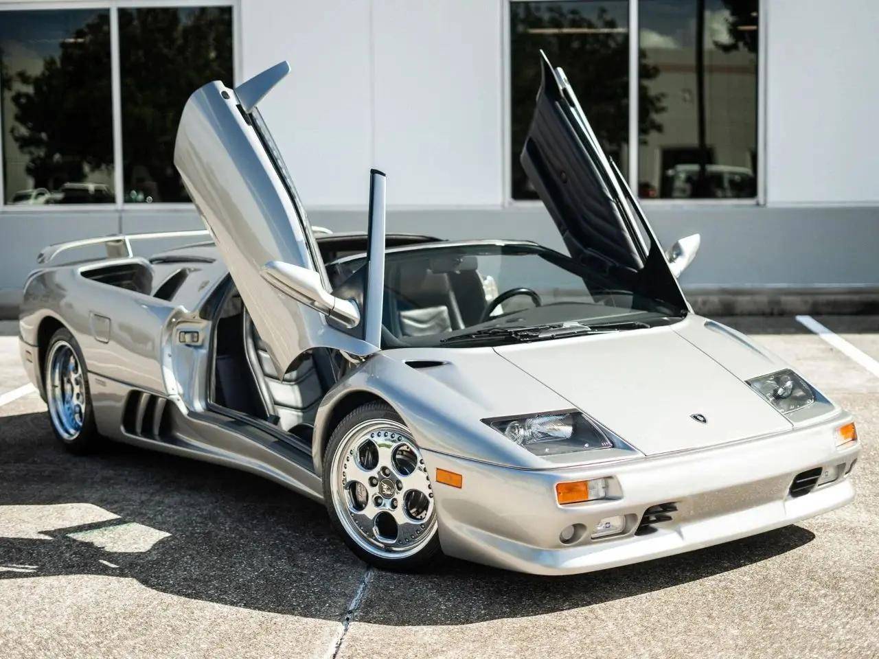 但我依旧记得自己童年它在汽车杂志,游戏,电影电视甚至日历海报上的