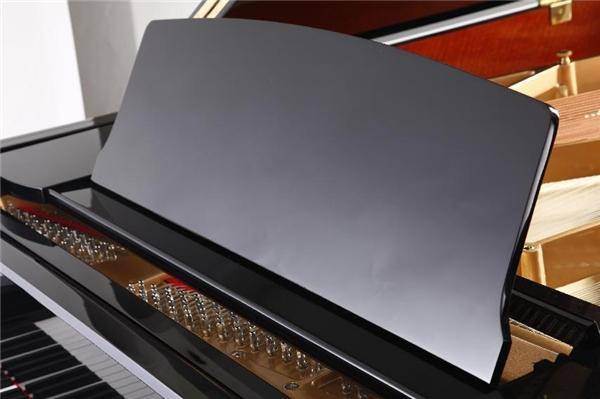 克鲁泽钢琴在制造工艺方面,擅长传统与现代结合.