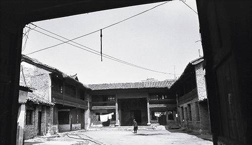 他平常住得最多的是威远街老公馆,那里原是清末藩台衙门所在地,位于