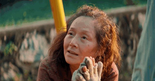 观众被引向一个个迷失在情感困境中的角色,他们不断挣扎在虚假的现实