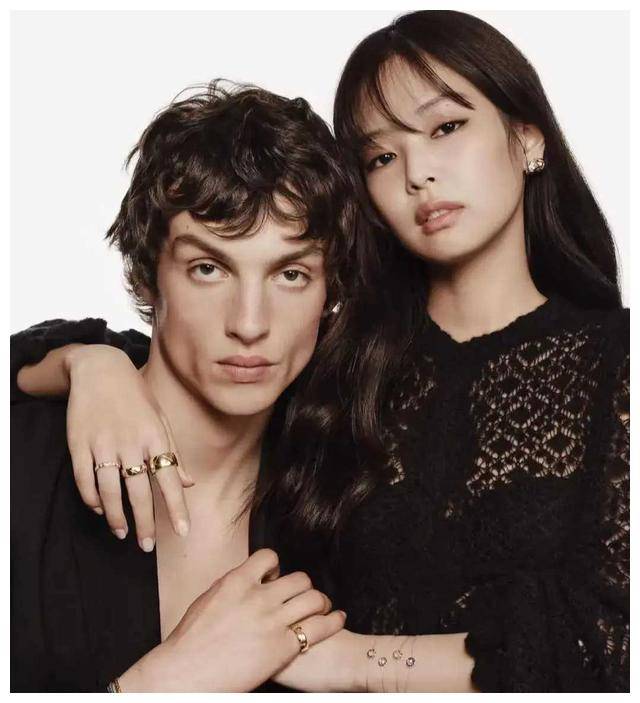 听到jennie新歌终于明白lisa为何情愿付出代价前往