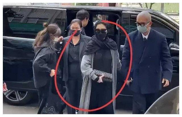 大s惊艳现身葬礼老公俊晔霸气开道透明黑纱裙引猜想