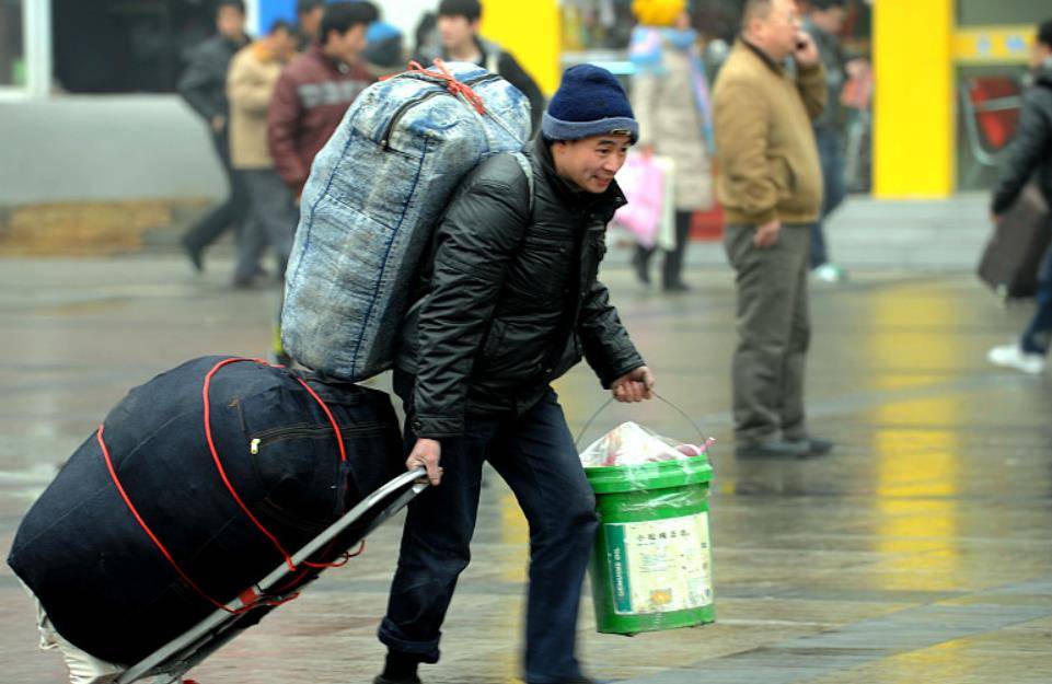 原创年轻一代的提桶跑路如今已演变成一种常见的社会现象