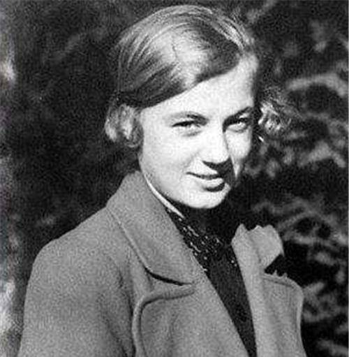 季羡林跟伊姆加德小姐又走到了一块,她一直未嫁,只是在等着季羡林,两