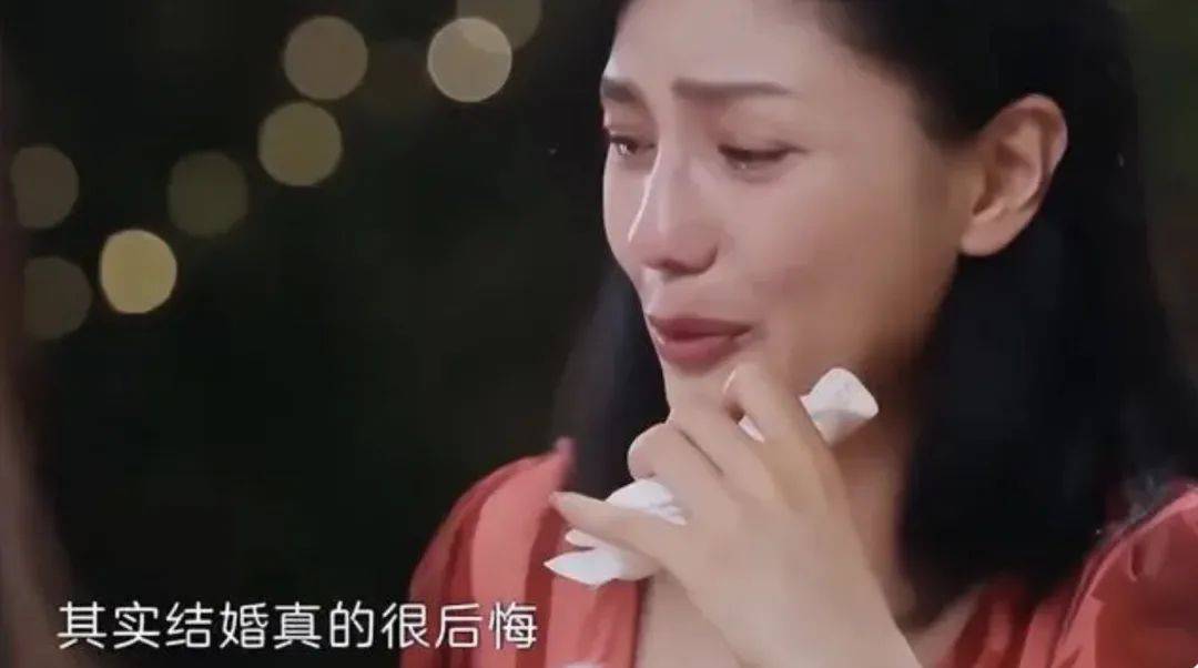 原创倒追小2岁丈夫放弃事业3年生2子当众痛哭后悔结婚如今怎样