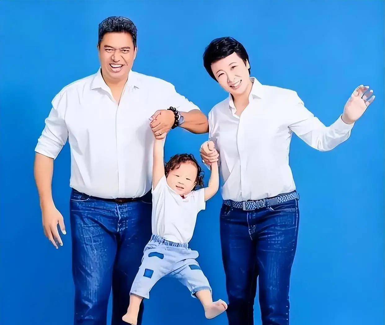 原创冯坤定居泰国45岁皮肤似少女57岁丈夫身材魁梧混血儿子像妈