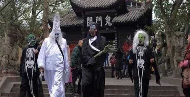 原创中国最大的鬼王石刻高度达30层楼如今仅剩一位守门的老奶奶