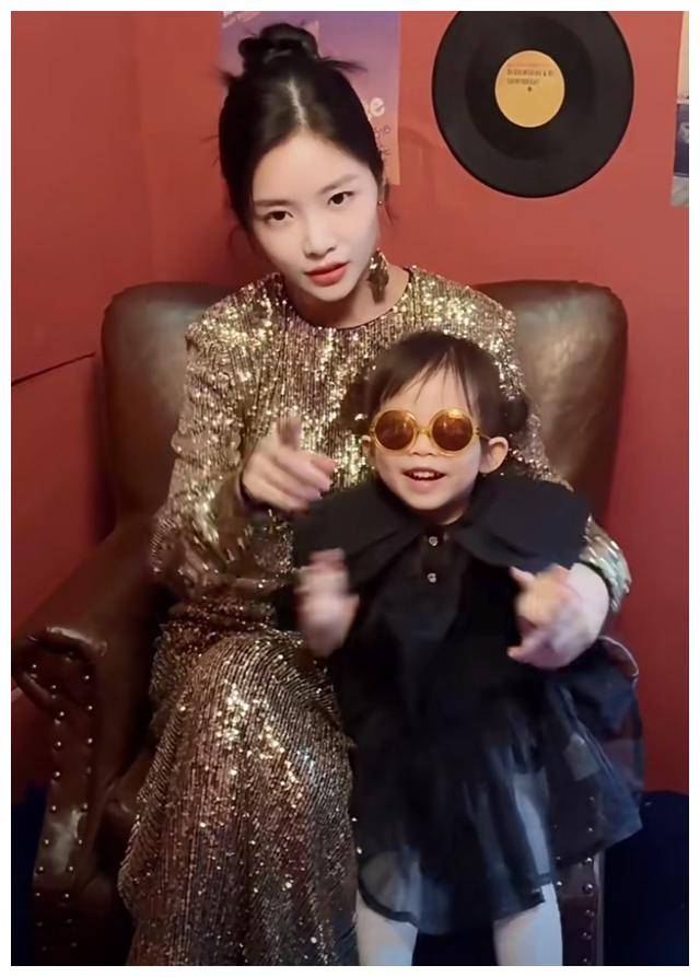 躺地打滚,学校不乐意._王灿为_孩子_环境