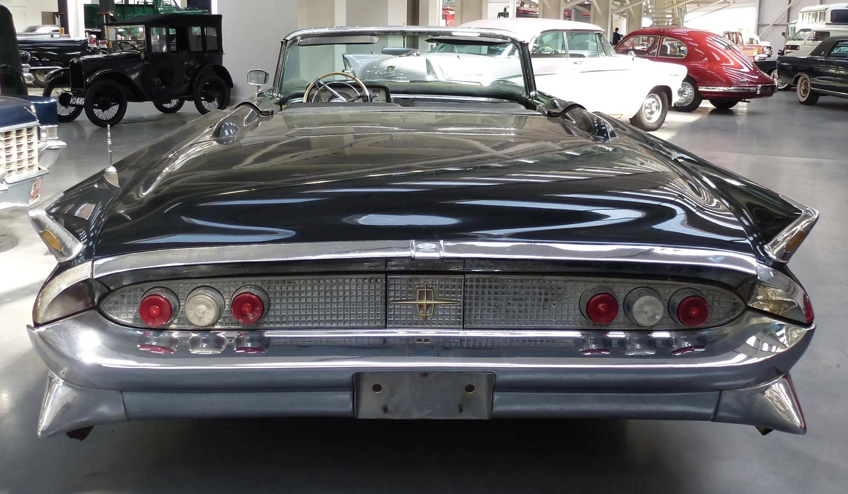 霸气的外观//品读上世纪美系车型天马行空的设计——林肯大陆_搜狐