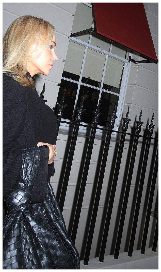 贝嫂拄拐杖健身惊艳亲家大庆小七惊喜来临