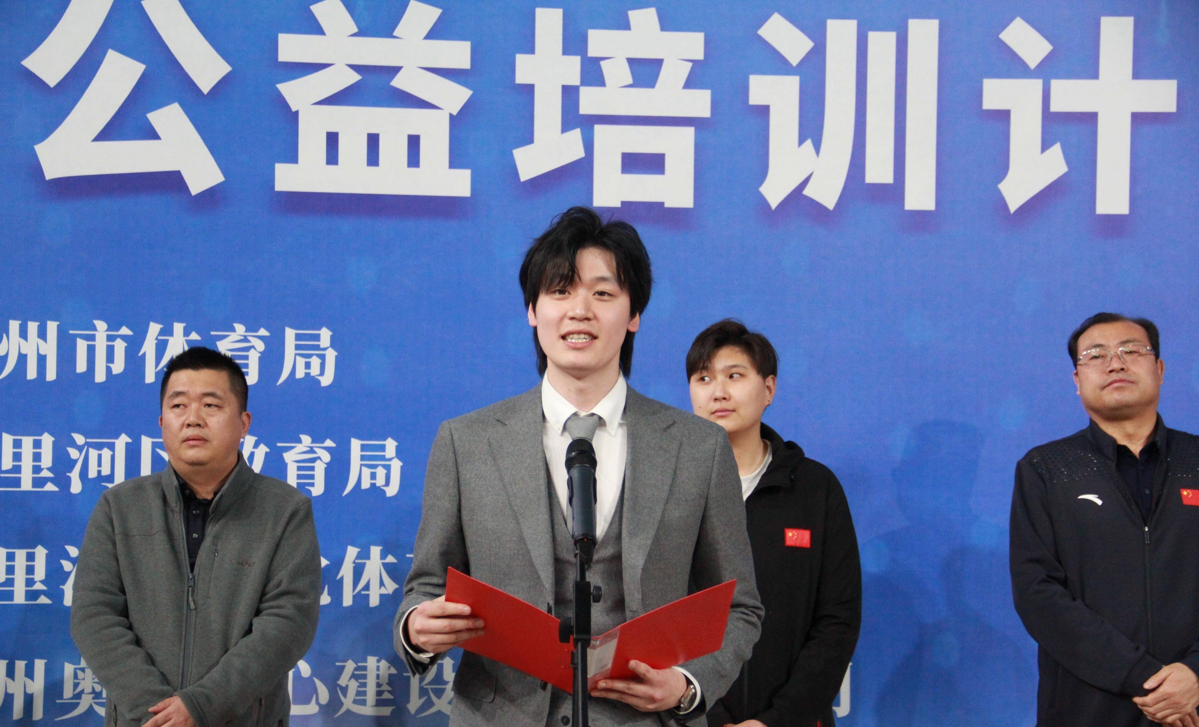 奥体中心负责人,我们地方游泳队队员,世界冠军王简嘉禾以及来自全市的