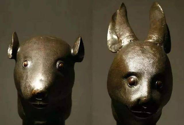 鼠首和兔首是法国皮诺家族买下的,他们十分的喜欢中国文物,买下这两件