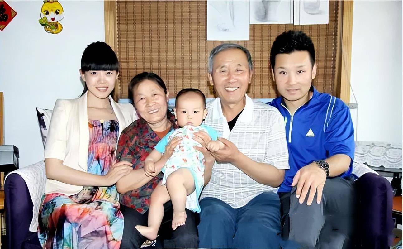 刚开始的时候还挺好,刘和刚和战扬出去上班之后,母亲和岳母就操持家务