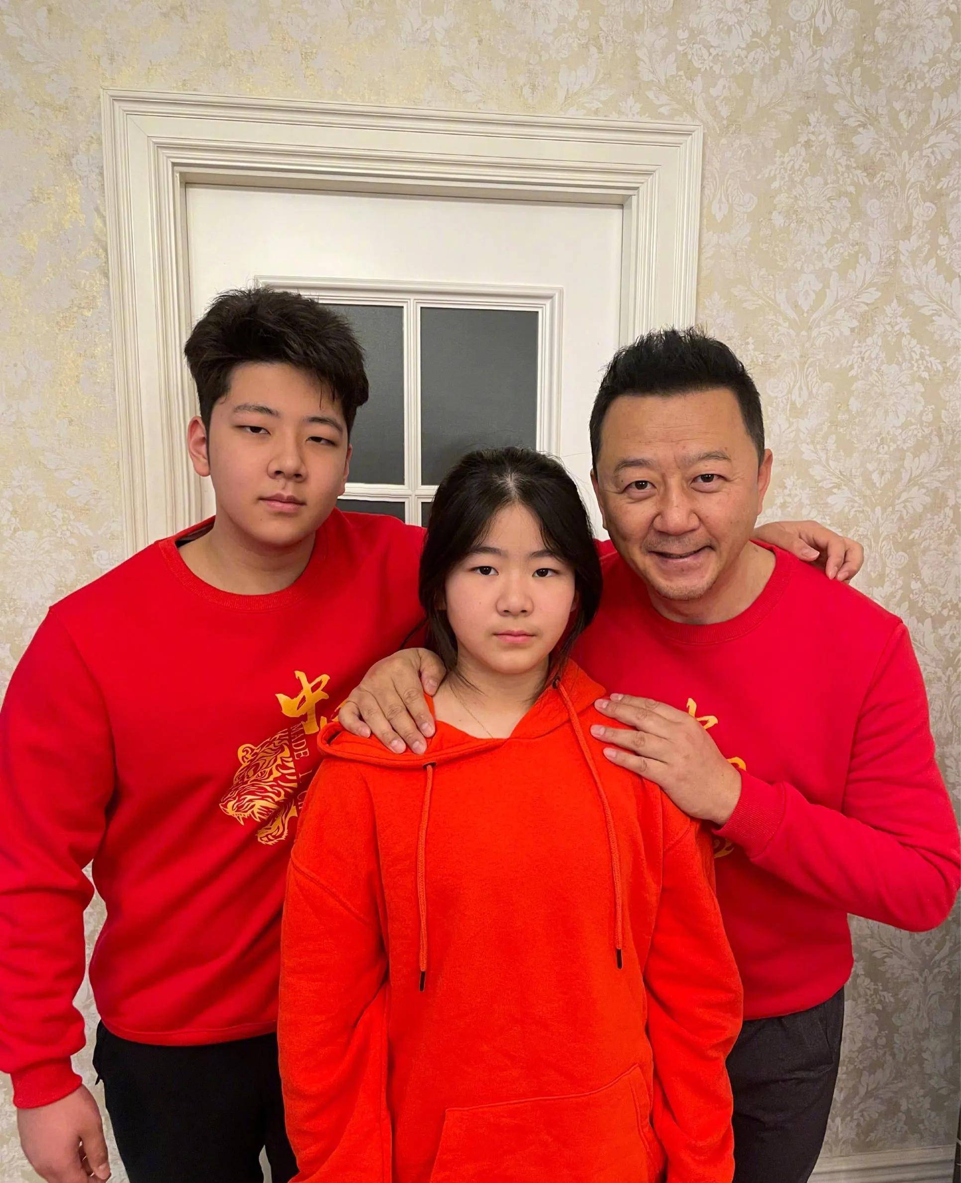 演员郭涛,去重庆拍戏时拍来一个老婆,结婚16年生两子