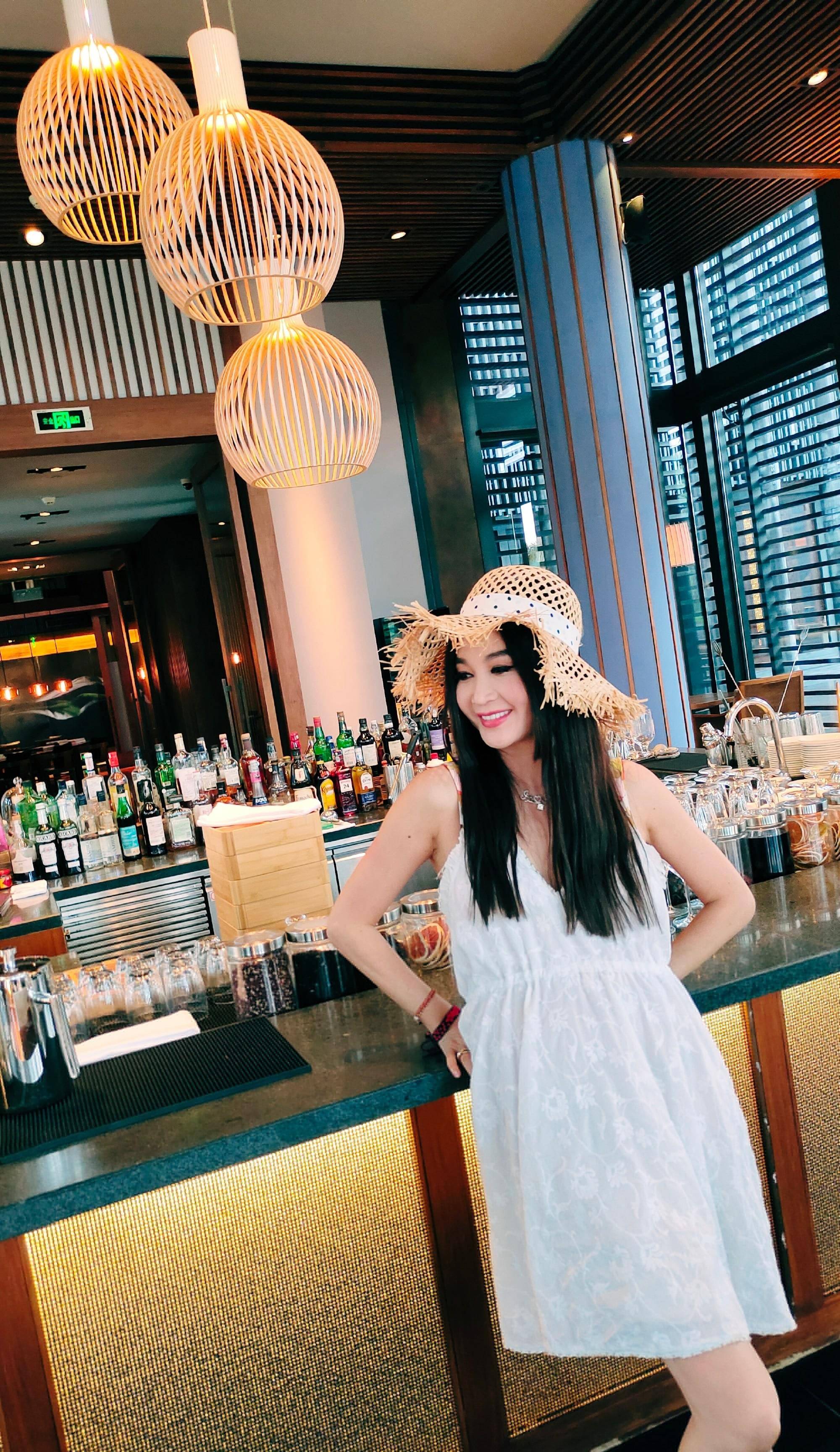 原创55岁温碧霞与众猛男出海游玩作风大胆不怕富商老公吃醋