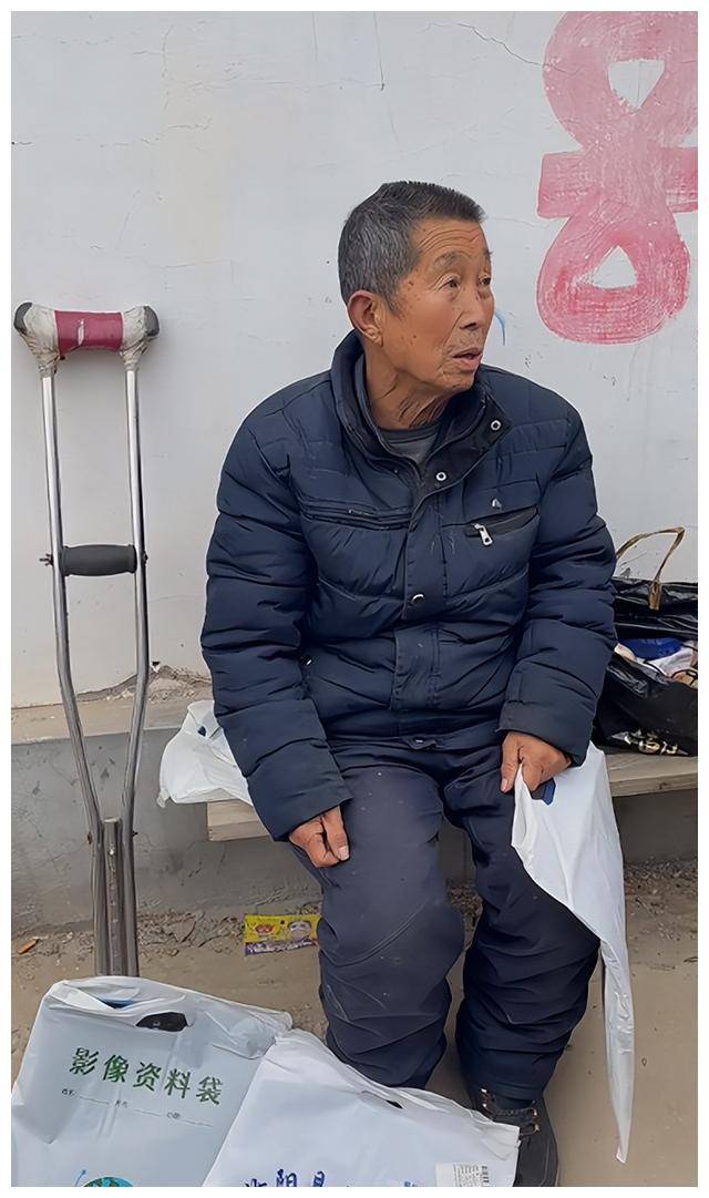 原创河南一残疾老人衣哥门口蹲守请求5万元治病