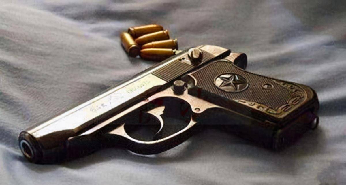 在潜入到值班室后,他先后偷盗了两支五四式手枪,还有一支六四式手枪