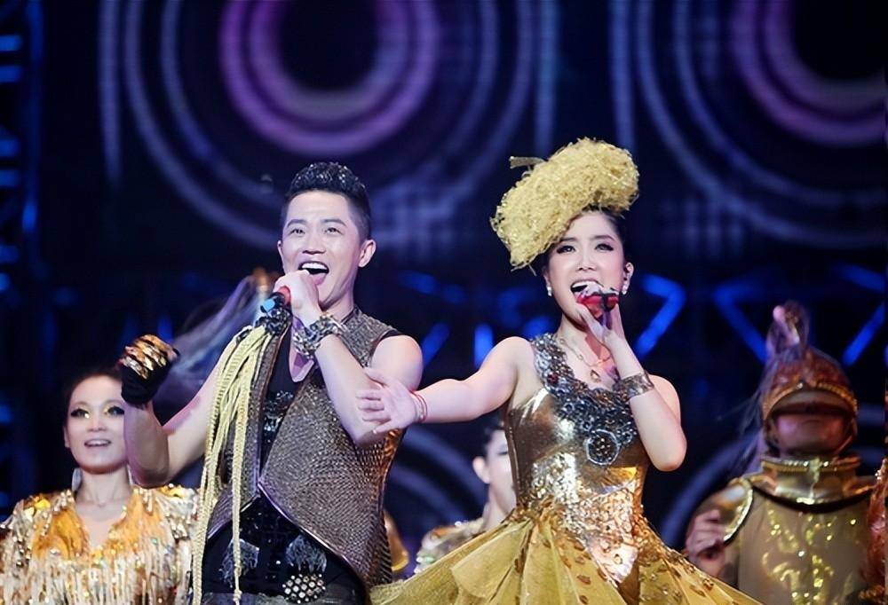 歌土被人嫌弃,被严重低估的凤凰传奇,凭借啥能火二十年?