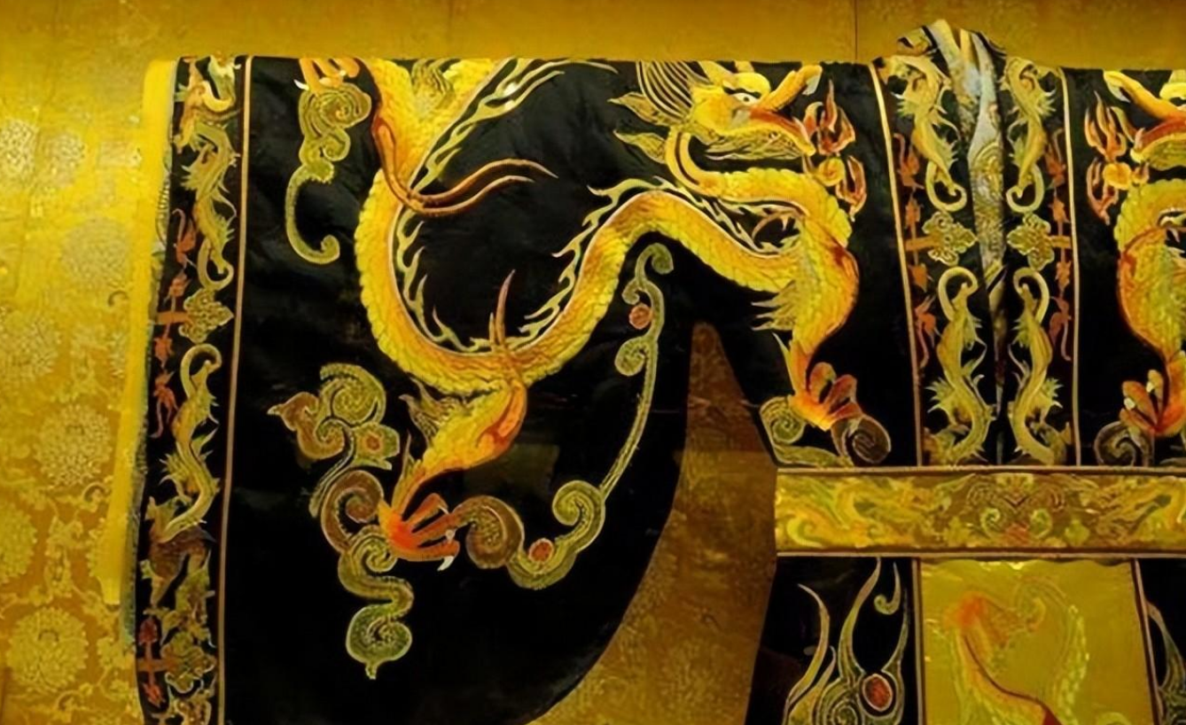 为何秦始皇穿黑龙袍而后世皇帝大多穿黄龙袍专家他们敢