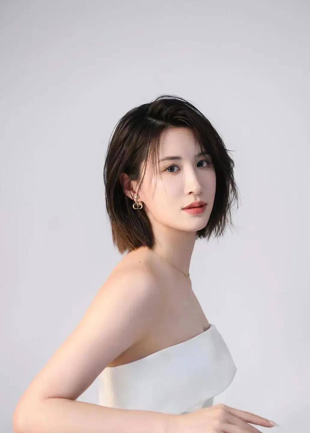 的确,集美貌与实力于一身,赵沁心,担得起这个称号.