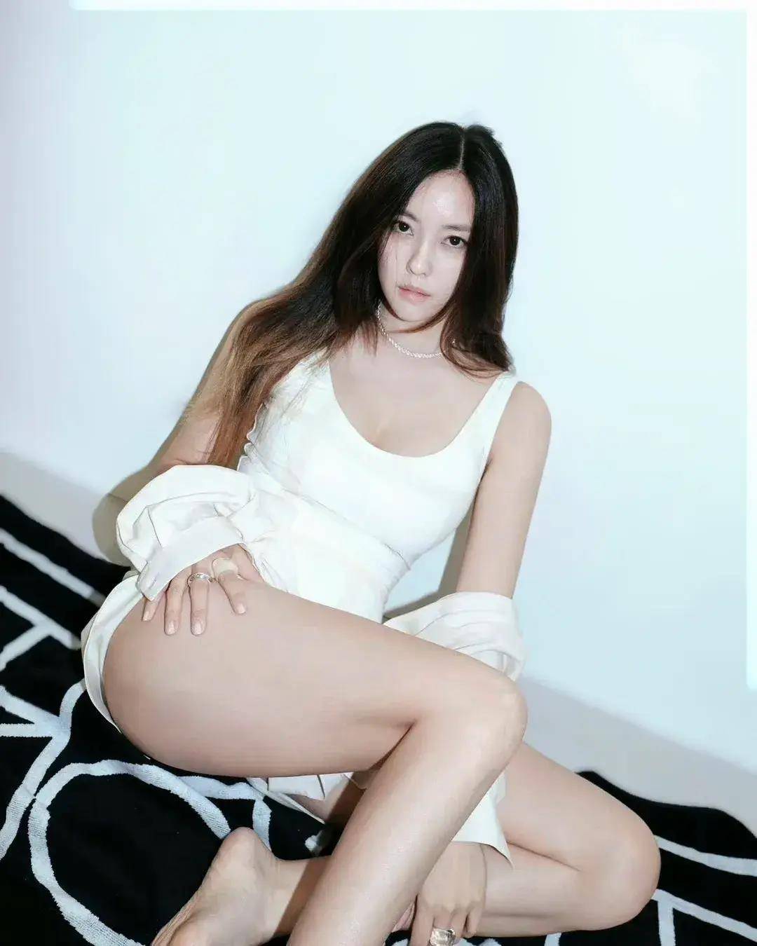 韩国人气女神朴孝敏冷魅脸蛋火辣身材御姐范十足