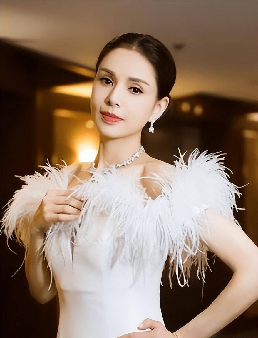美人迟暮,当年风华绝代的女明星,如今风采依旧还是日渐凋零_李若彤
