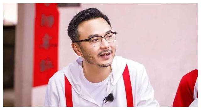 原创汪涵50岁近照胡子拉碴穿街赞接地气