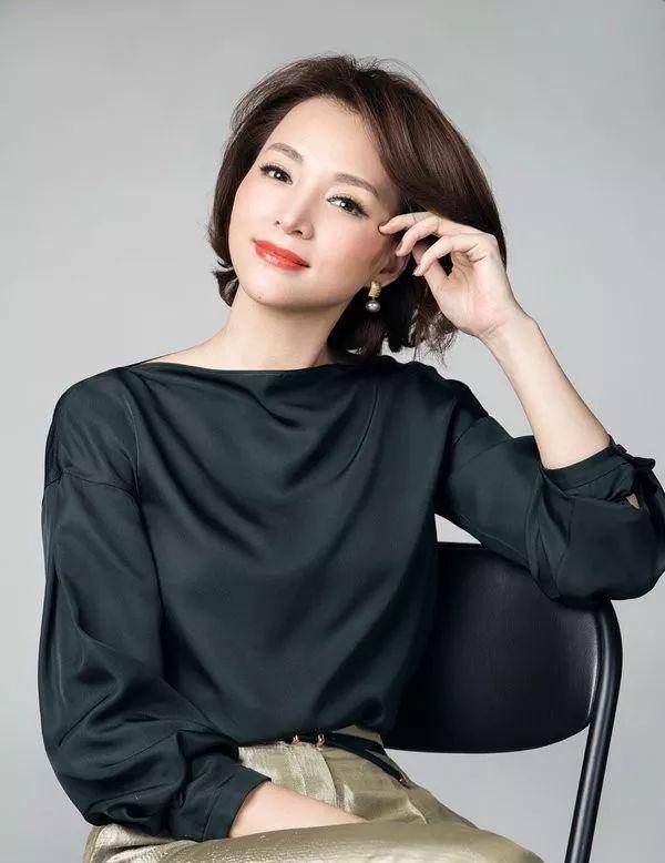 原创董卿陪10岁儿子看展没有登上舞台多年她可能很享受做母亲