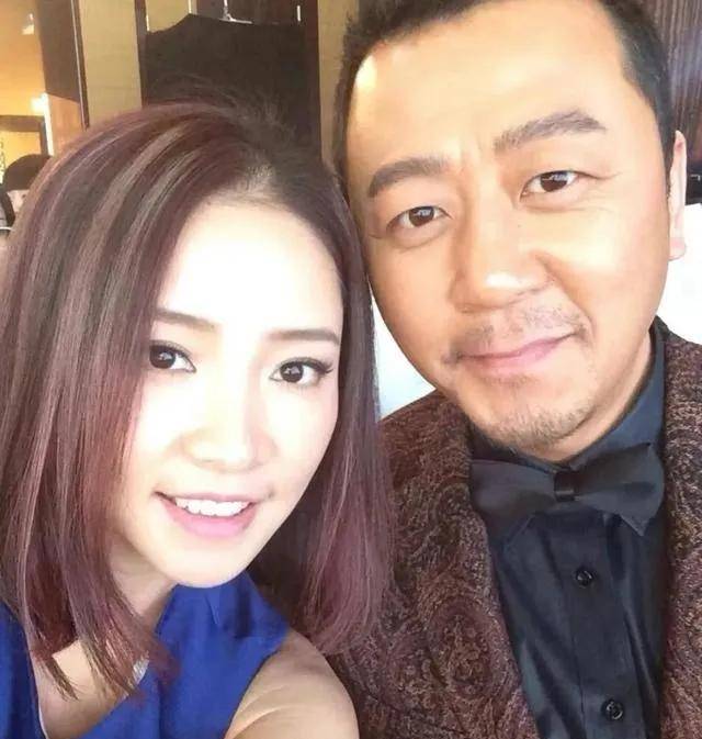 演员郭涛,去重庆拍戏时拍来一个老婆,结婚16年生两子