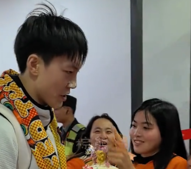 原创球迷为胡明轩庆生众人高呼生日快乐抹蛋糕遭反感开豪车离场