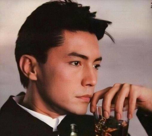 "亚洲第一美男"尊龙,因为一只狗被张国荣抢戏,为陈冲孤独一生