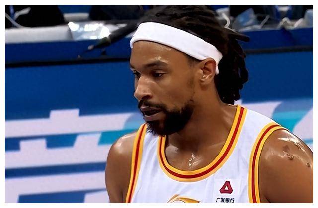 詹姆斯24 21,惨遭大黑马逆转,张庆鹏内线无奈劣势_沈梓捷_贺西宁_深圳