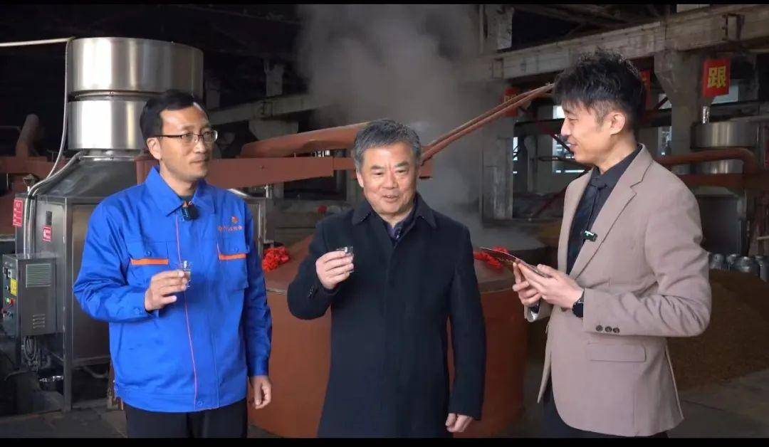 春酿大典仪式由仰韶酒业公司酿酒部部长史群伟,仰韶酒业公司酿酒车间