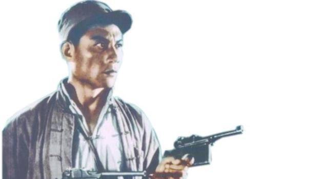 70后之前的人,都非常熟悉电影《平原游击队》中的战斗英雄双枪李向阳.