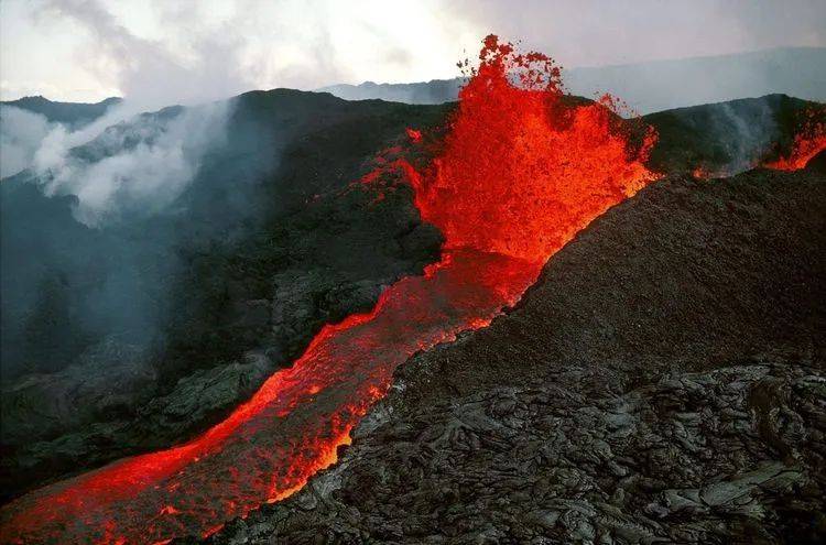 由于其庞大的体积和高度,一旦火山爆发,所释放的岩浆和火山灰可以覆盖