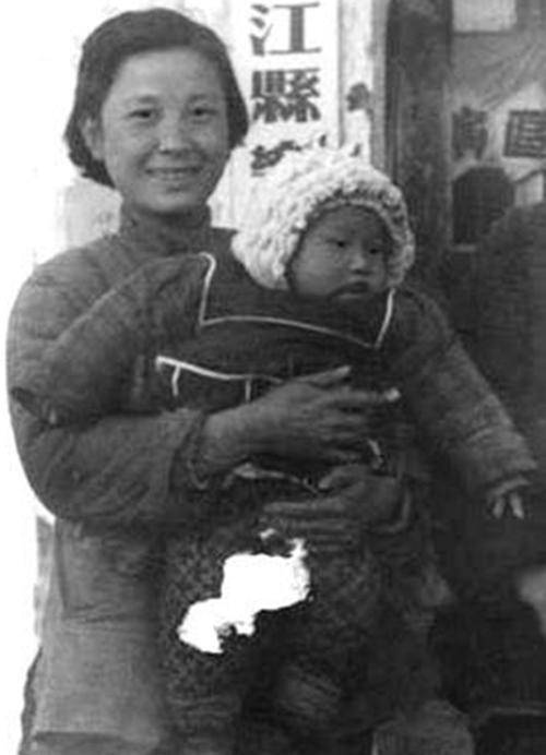 她身怀有孕和现任分手,孩子出生没父亲,前任:我愿意做孩子爹_严凤英